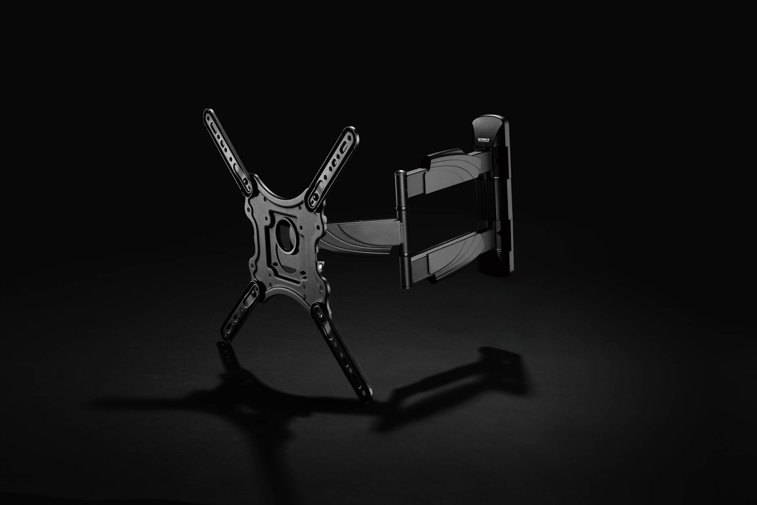 Halterung für Fernseher oder Bildschirm, metallisch, mit schwenkbarem Arm, vor dunklem Hintergrund.