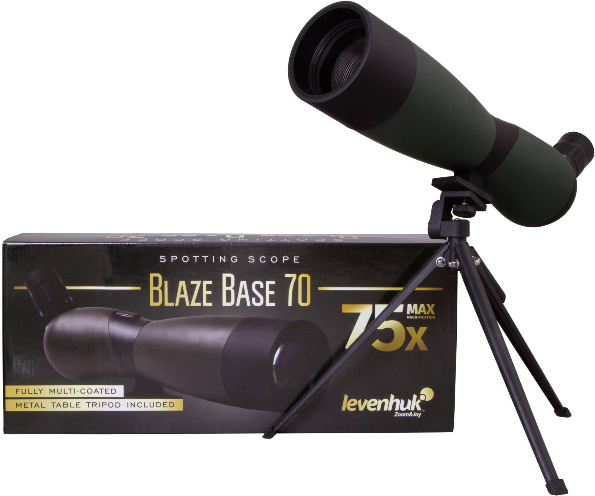 Ein Spektiv Blaze Base 70 ist auf einem schwarzen Dreibeinstativ montiert. Daneben steht die Verpackung mit der Aufschrift '75x Max'.