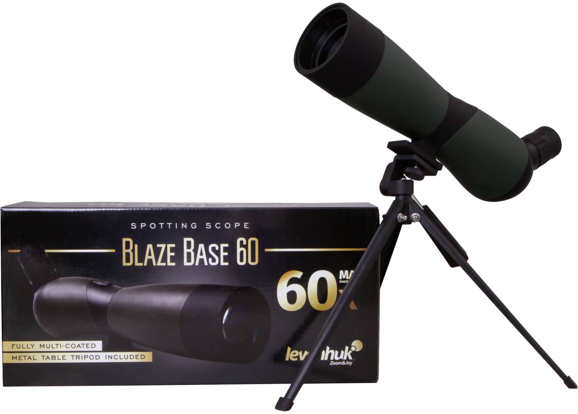 Ein grünes Teleskop mit Stativ steht neben einer Verpackung mit der Aufschrift 'Blaze Base 60'.