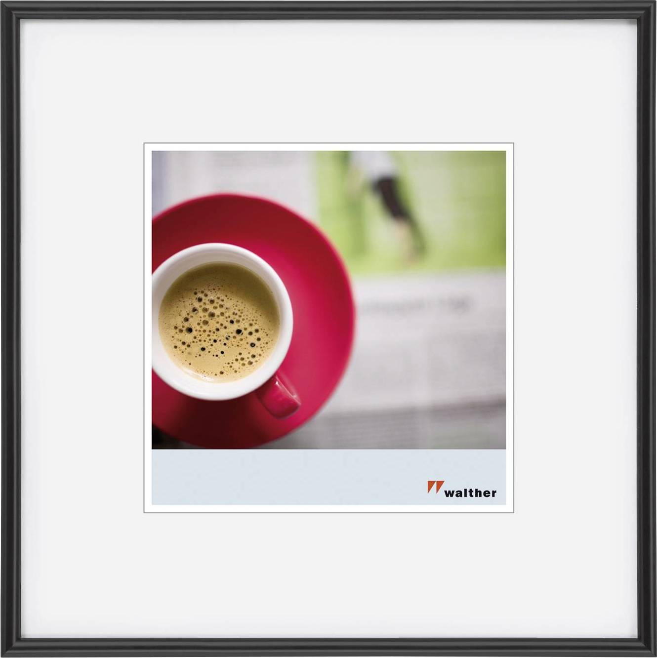 Eine rote Tasse Kaffee steht auf einer Zeitung. Im Hintergrund ist verschwommen ein Mensch zu sehen.