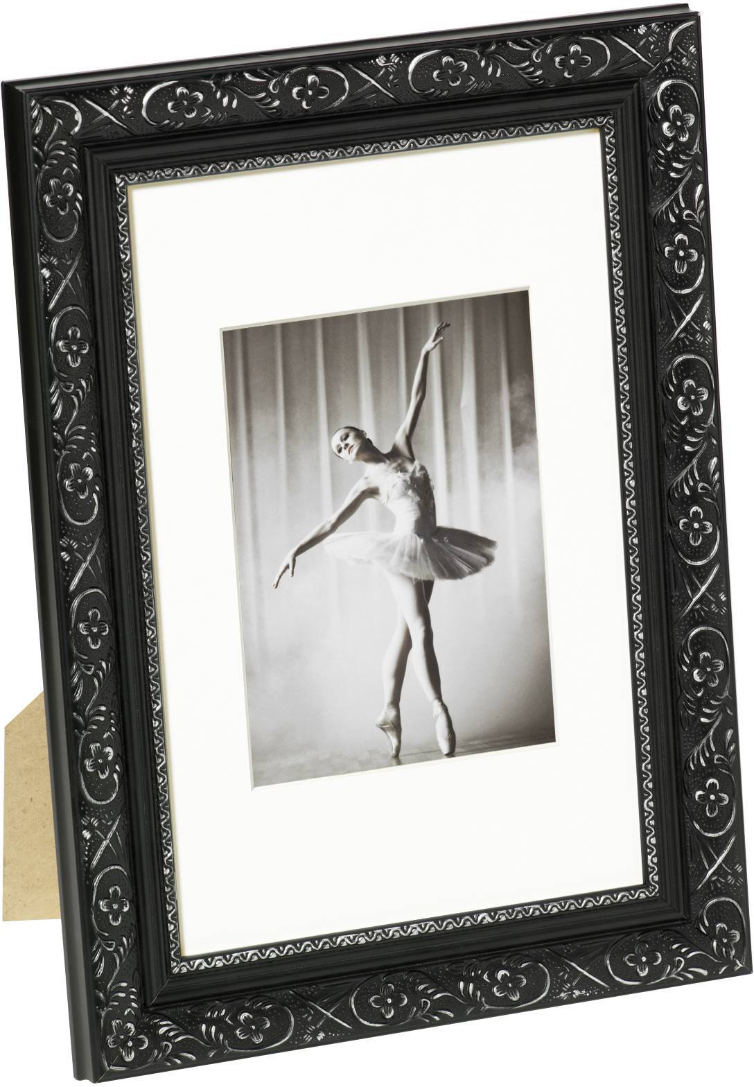Schwarz-weißes Foto einer Ballerina in arabesque Position, eingerahmt in einem schwarzen, verzierten Bilderrahmen.