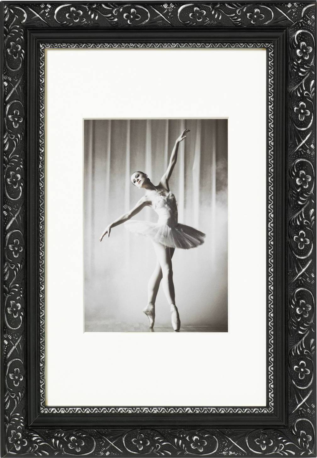 Eine Ballerina in einem Tutu posiert elegant auf Zehenspitzen vor einem Vorhang. Rahmen mit floralen Mustern. Schwarz-weiß.