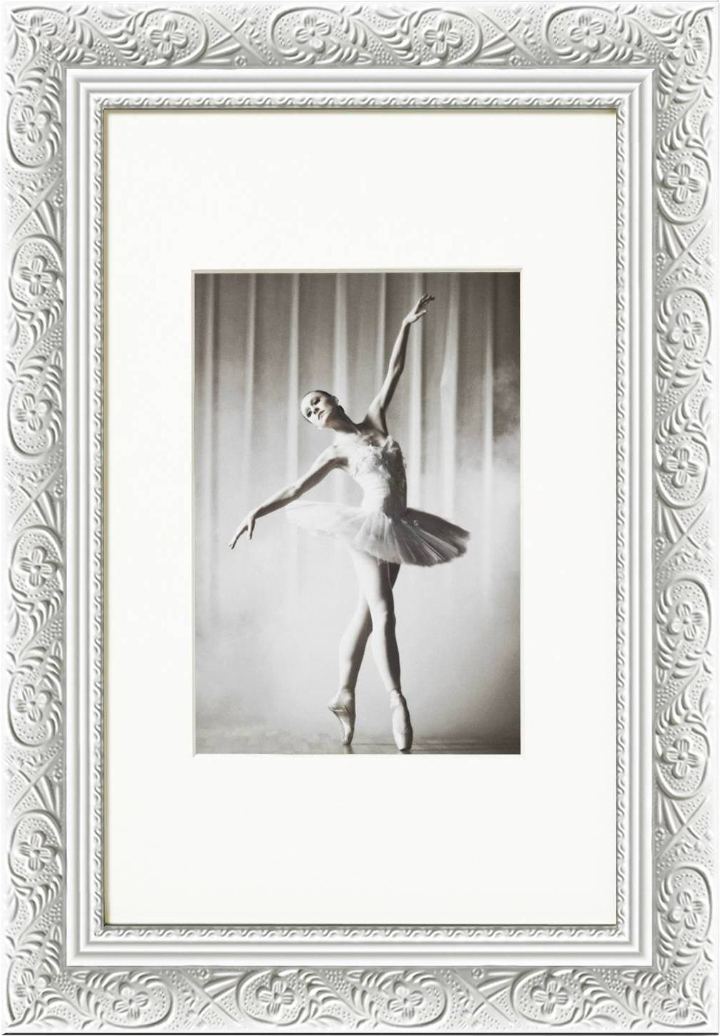 Ein Balletttänzer posiert anmutig auf Zehenspitzen, Arme elegant erhoben. Hintergrund bildet ein weicher Stoff, Rahmen reich verziert.