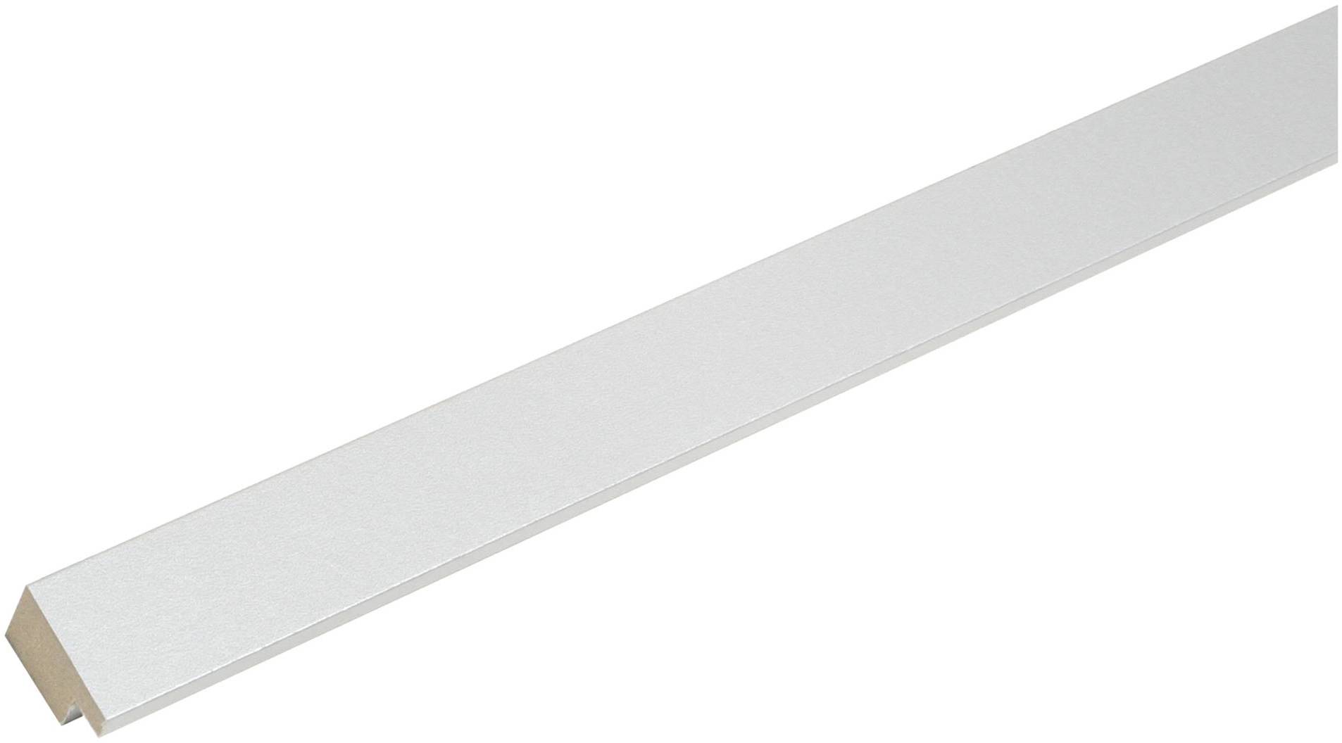 Eine weiße Holzleiste in rechteckiger Form liegt diagonal. Sie ist schlicht gestaltet und zeigt keine besonderen Merkmale.