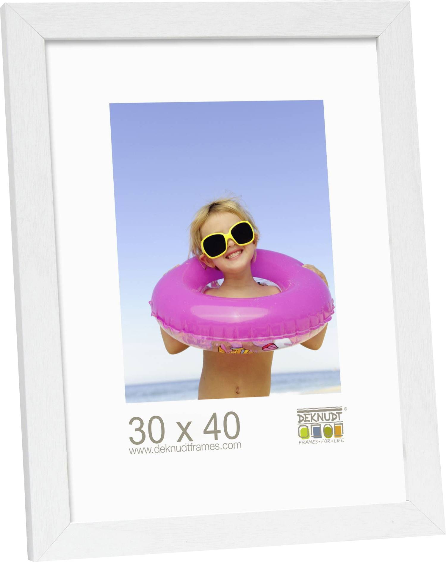 Ein Kind mit Sonnenbrille hält einen pinken Schwimmreifen in einem weißen Bilderrahmen. Unten steht '30 x 40' und eine Website.