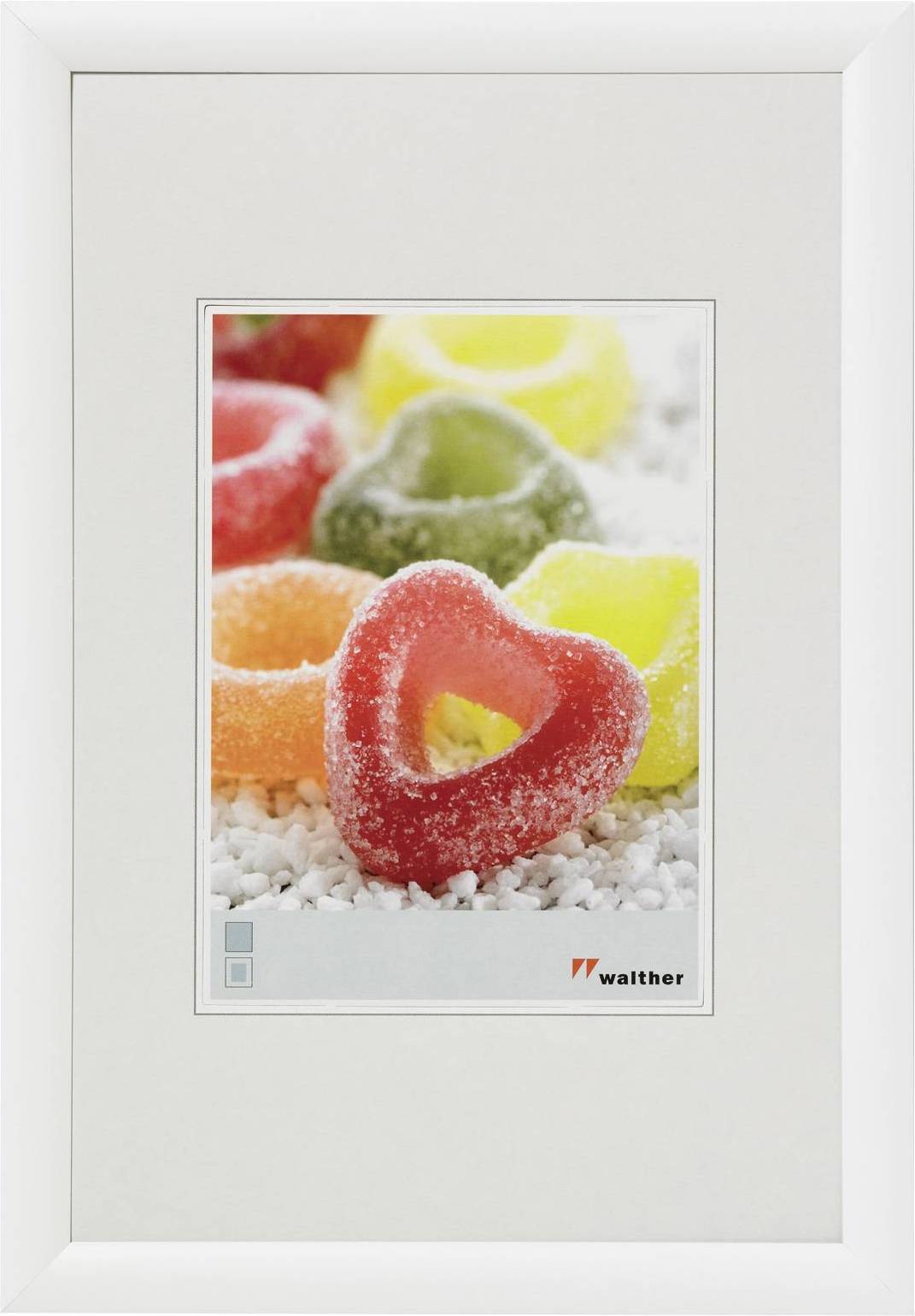 Gummibonbons in Herzform mit Zucker bestreut, bunt in verschiedenen Farben, angeordnet auf weißen Kristallen.