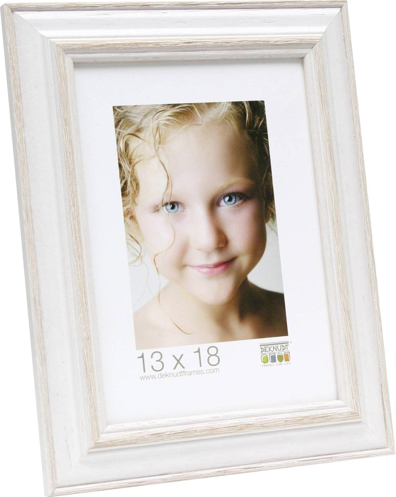 Ein weißer Bilderrahmen mit dem Foto eines lächelnden Kindes* mit lockigem Haar. Maße: 13 x 18 cm.