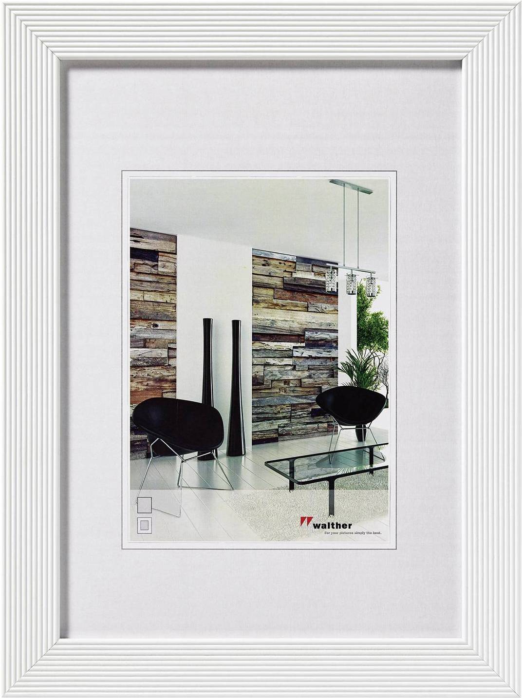 Ein Wohnzimmer mit Holzwandverkleidung, zwei schwarzen Stühlen, Glastisch und moderner Beleuchtung. Ein minimalistisch eingerichtetes Interieur.