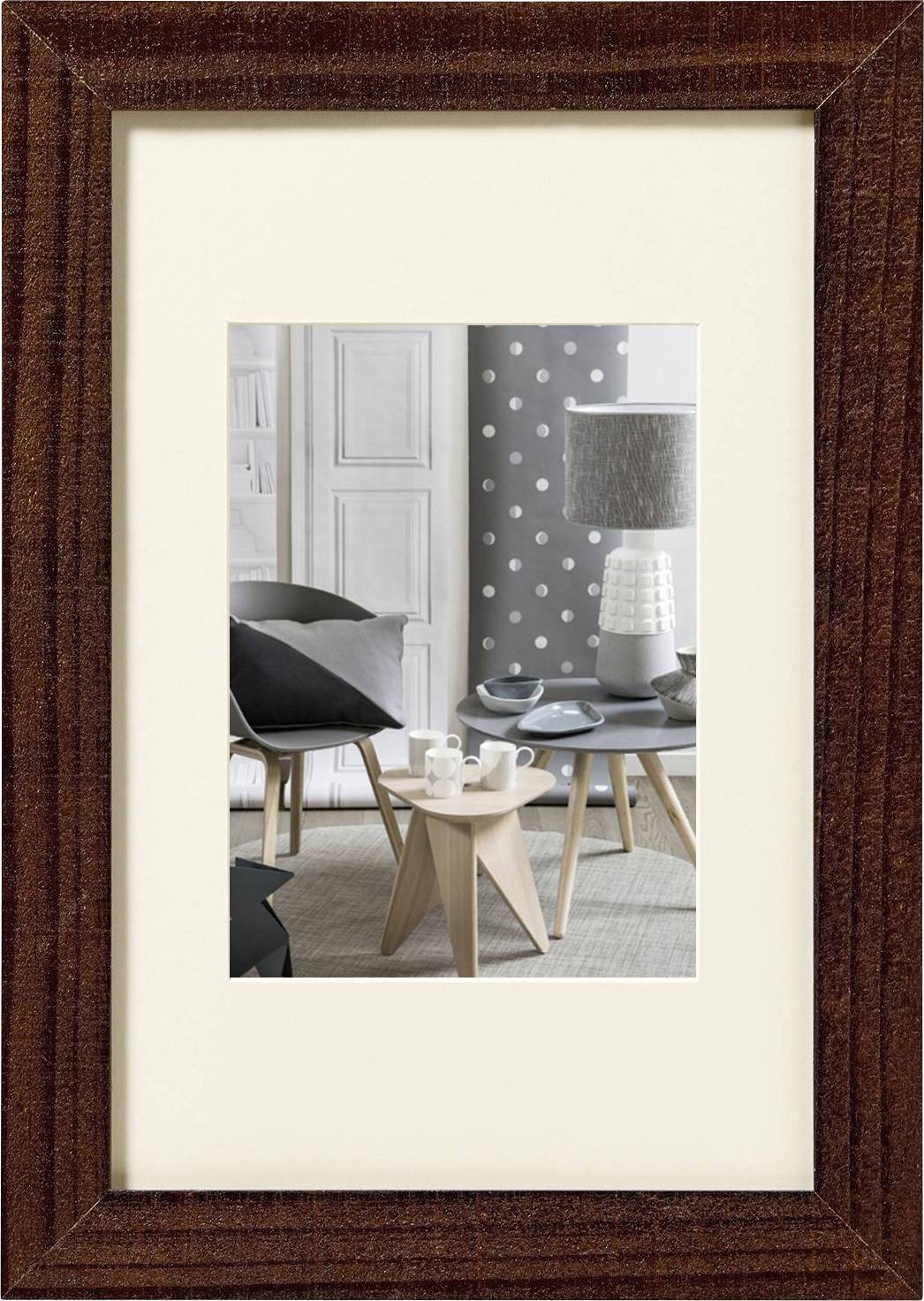 Wohnzimmer mit modernem Möbelstück: Holzstuhl mit schwarzem Kissen, heller Beistelltisch mit Kaffeetassen und stilvoller Lampe.