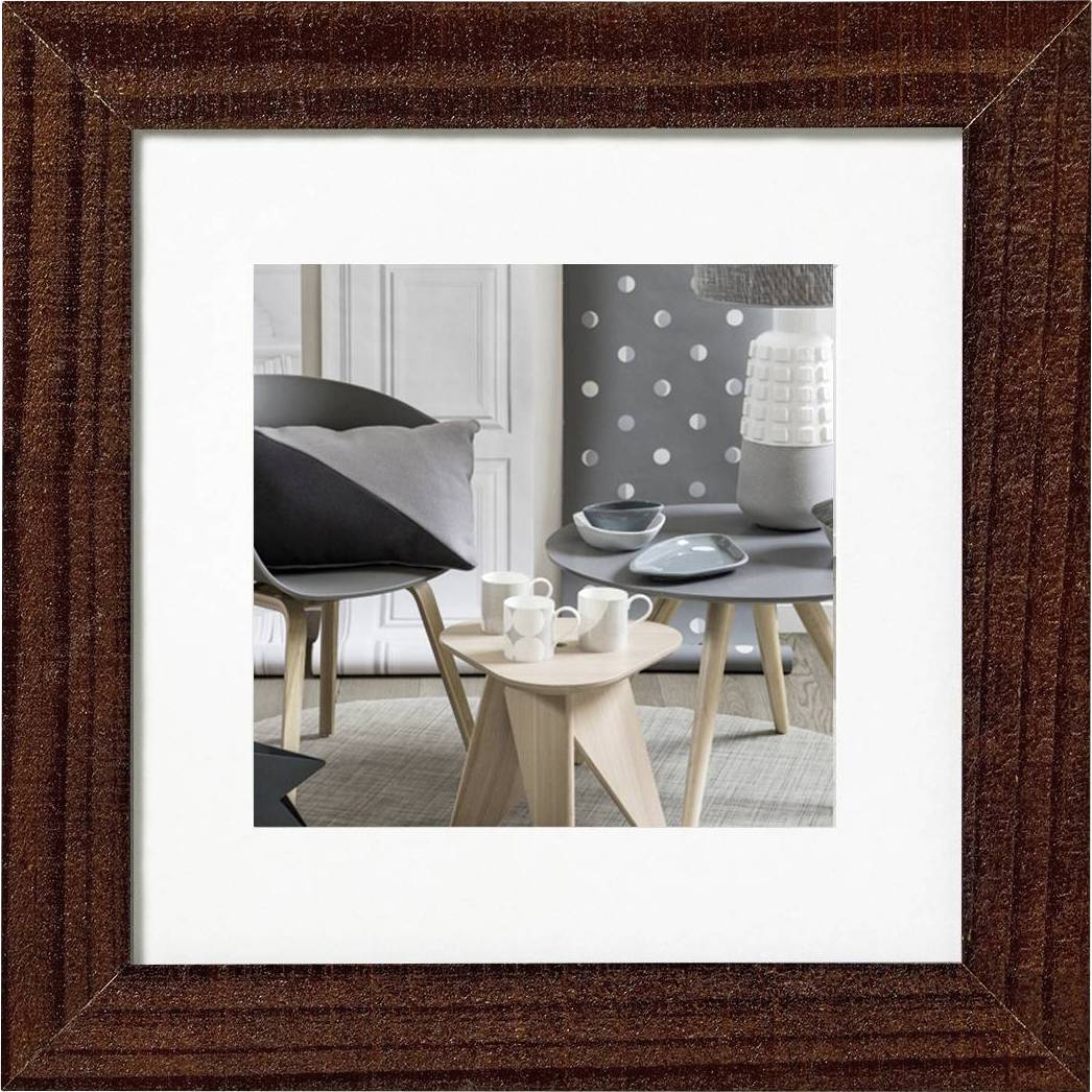 Ein Wohnzimmer mit modernen Holzmöbeln: Ein kleiner Tisch mit Kaffeetassen, ein größerer Tisch mit Tellern und eine Lampe.