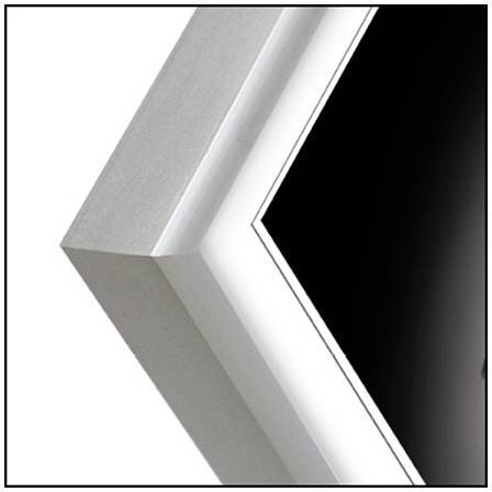 Ausschnitt eines silbernen Bilderrahmens, geometrische Form sichtbar, mit schwarzem Hintergrund im Inneren.