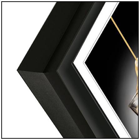 Rahmen-Ecke eines quadratischen Bildes in Schwarz mit weißem Innenrand, Ausschnitt rechts zeigt einen kleinen Teil eines Motivs.