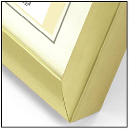 Nahaufnahme einer goldenen Fotorahmenecke mit einem Teil eines weißen Bildes. Der Rahmen hat eine matte Oberfläche.