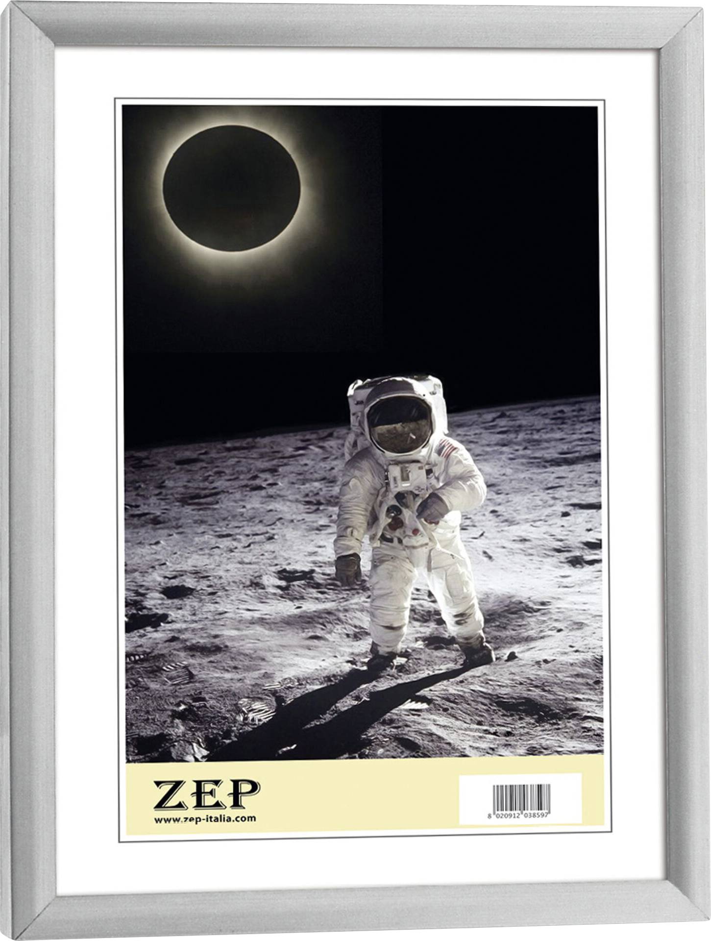 Ein Astronaut steht auf der Mondoberfläche, darüber ist eine Sonnenfinsternis zu sehen. Links unten ist das Logo 'ZEP' abgebildet.