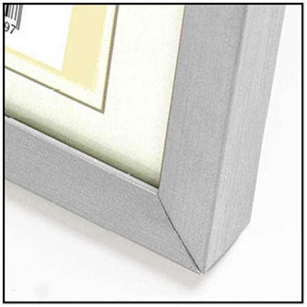 Silberner Fotorahmen mit einem Teil eines Bildausschnitts, das einen Barcode und einen gelben Rand zeigt.