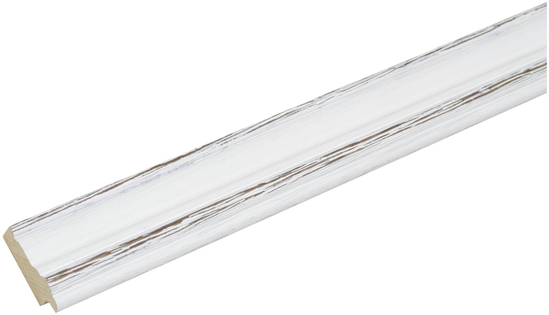 Ein weißer Holzpaneelstreifen mit sichtbarer Maserung, diagonal fotografiert. Ideal für Dekoration oder Wandverkleidung.