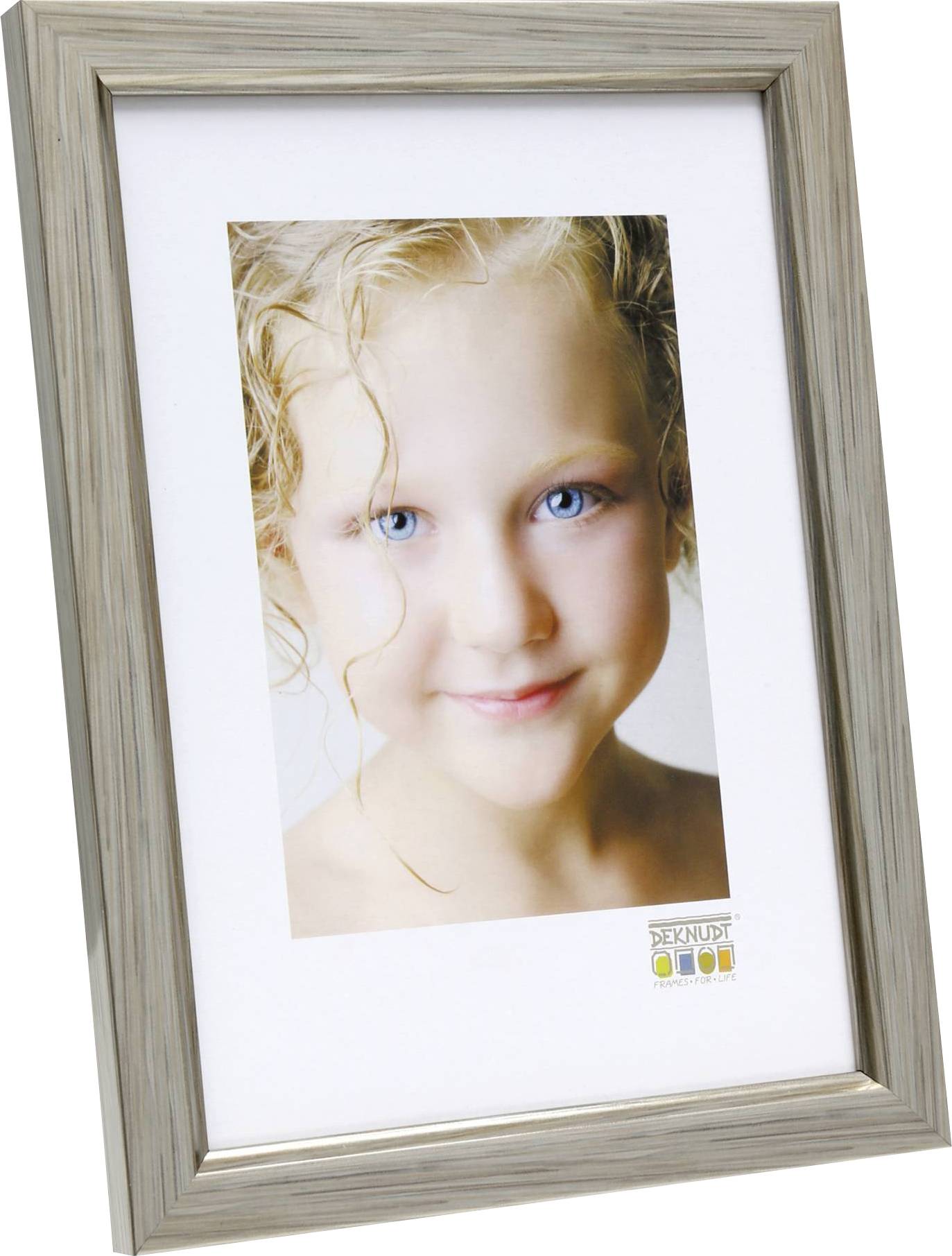 Ein lächelndes Kind mit lockigem, blonden Haar und blauen Augen in einem Holzrahmen; vermittelt Unschuld und Freude.