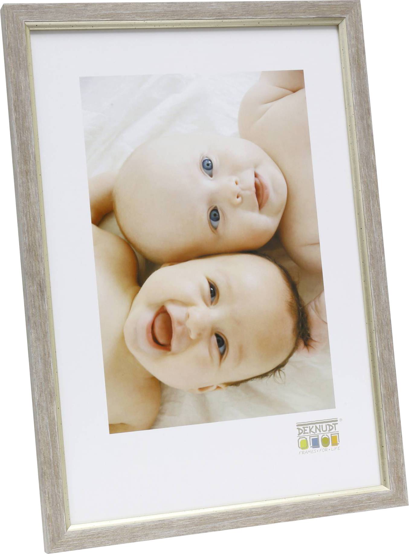 Zwei lächelnde Babys liegen auf einer weißen Decke, eines mit offenen blauen Augen.