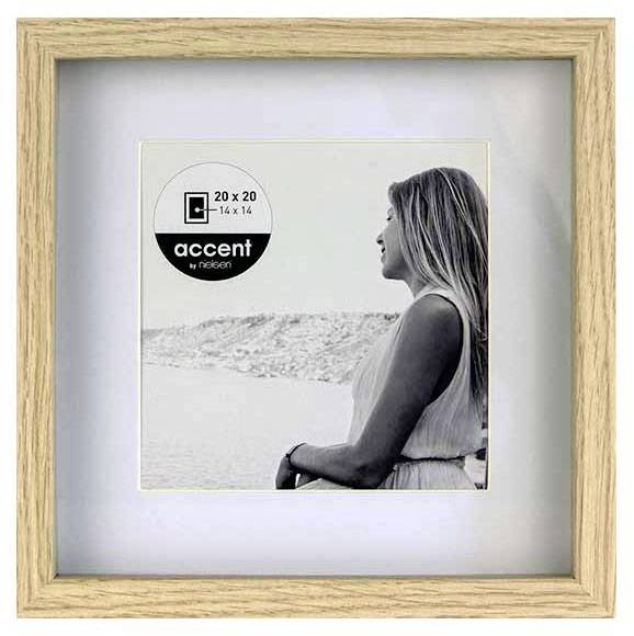 Rahmen mit hellem Holzrand und weißer Passepartout. Foto von Frau in Seitenansicht, die auf Landschaft blickt. Aufkleber oben links.