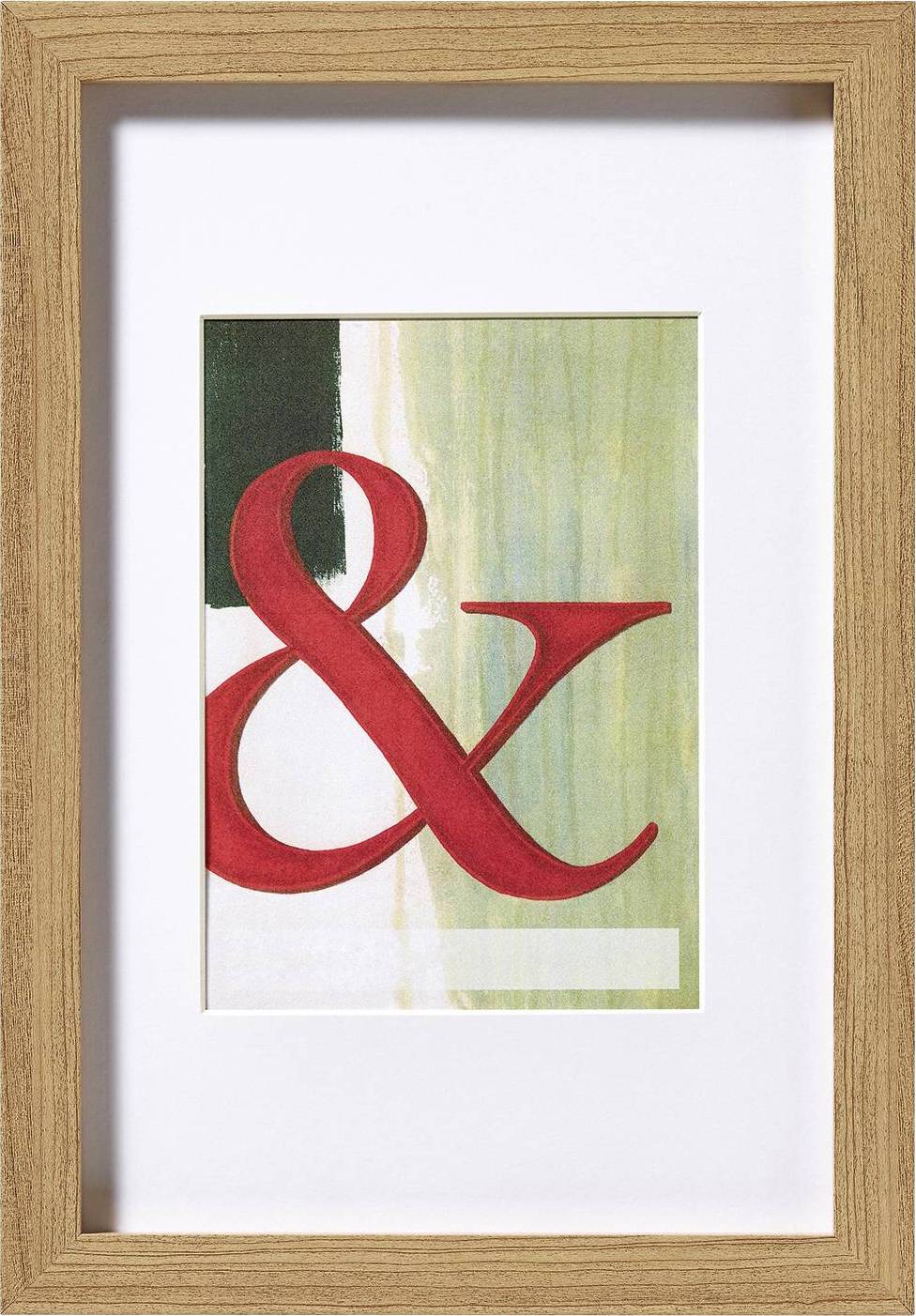 Ein gerahmtes Kunstwerk zeigt ein großes rotes Ampersand ('&'), das vor einem abstrakten Hintergrund aus grünen und weißen Flächen steht.