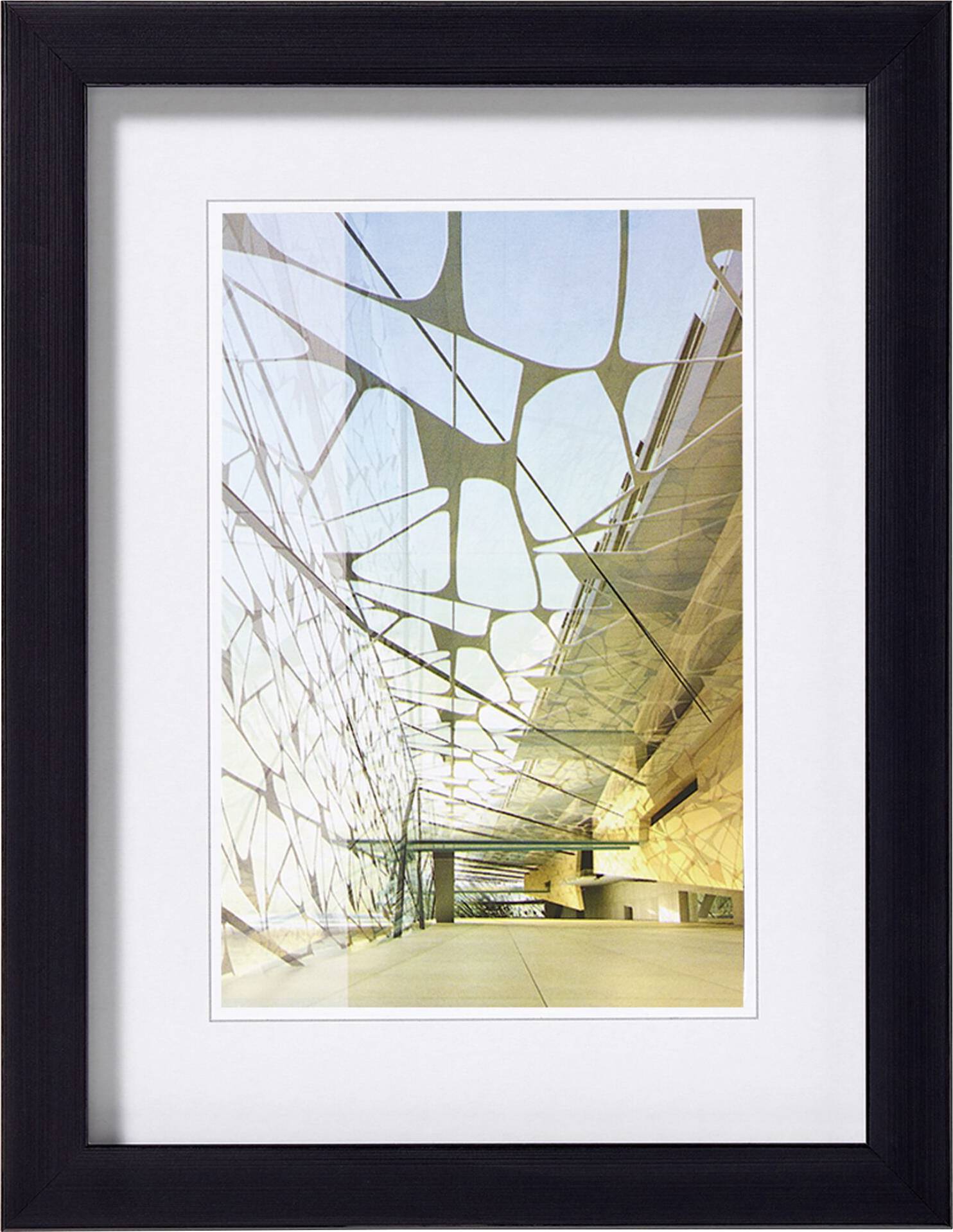 Ein modernes Gebäude mit einer Glasfassade und reflektierenden Mustern. Die Fassade zeigt ein Netzwerk von Linien und Formen.