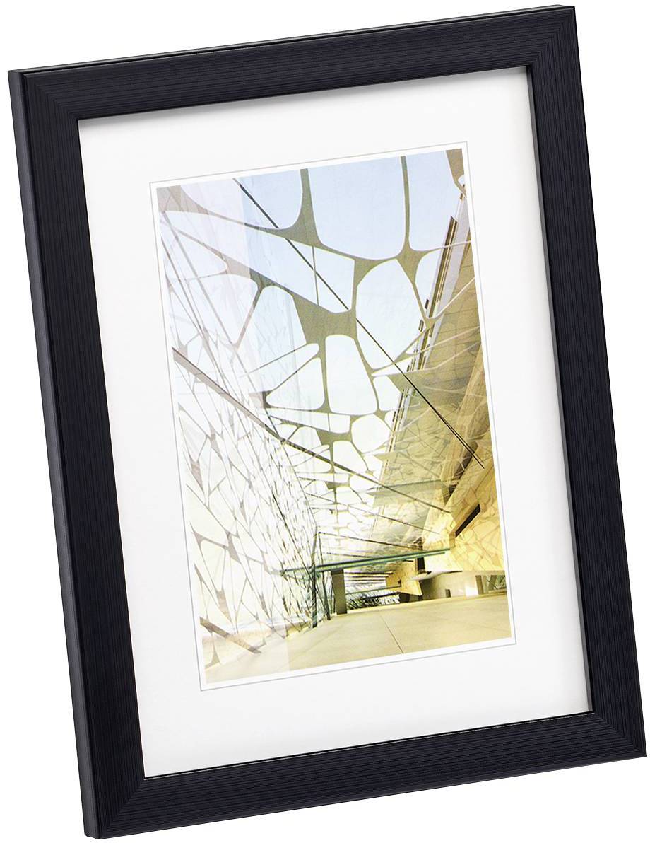 Gerahmtes Bild von einer modernen Glasstruktur mit geometrischen Mustern und reflektierendem Licht. Architekturbetonung.