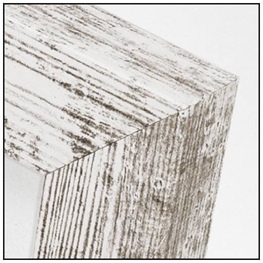 Holzecke mit weißer, rustikaler Maserung, betont durch diagonale Linien, zeigt handwerkliche Details und texturierte Oberfläche.