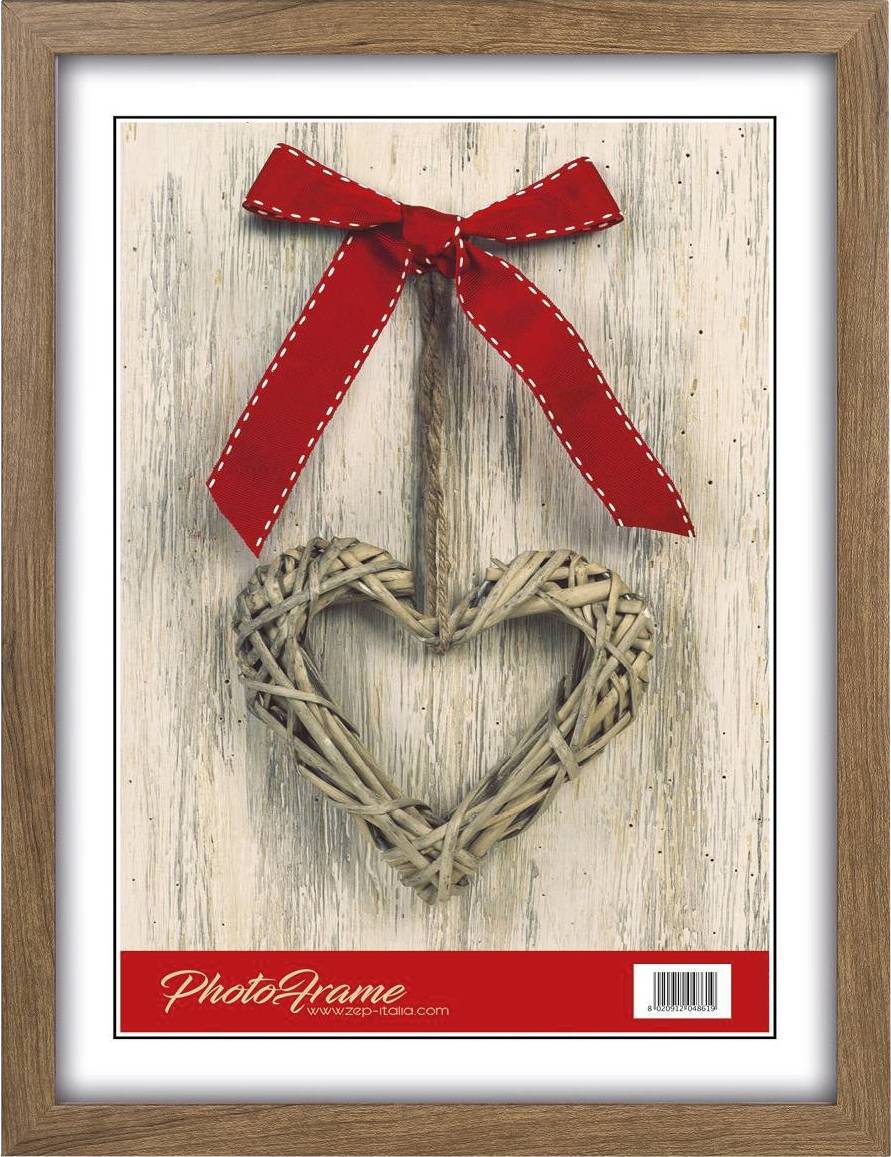 Ein herzförmiger Kranz aus geflochtenem Holz, aufgehängt an einem roten Band. Hintergrund aus hellem Holz.