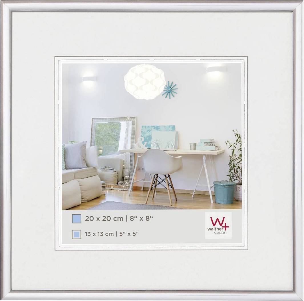 Ein Innenraum mit einem weißen Schreibtisch, einem Stuhl und Kunstwerken auf einer Staffelei und an der Wand. Label mit Bildgrößenoptionen.