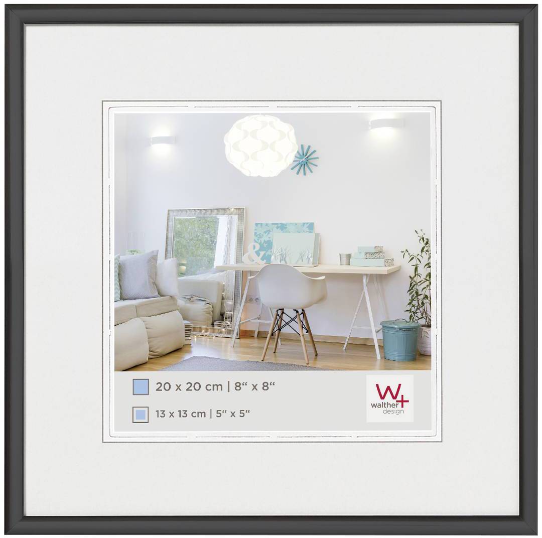 Ein stilvolles, modernes Wohnzimmer mit einem weißen Schreibtisch, auf dem Dekorationen stehen. Im Hintergrund ein Sofa und ein großer Spiegel.