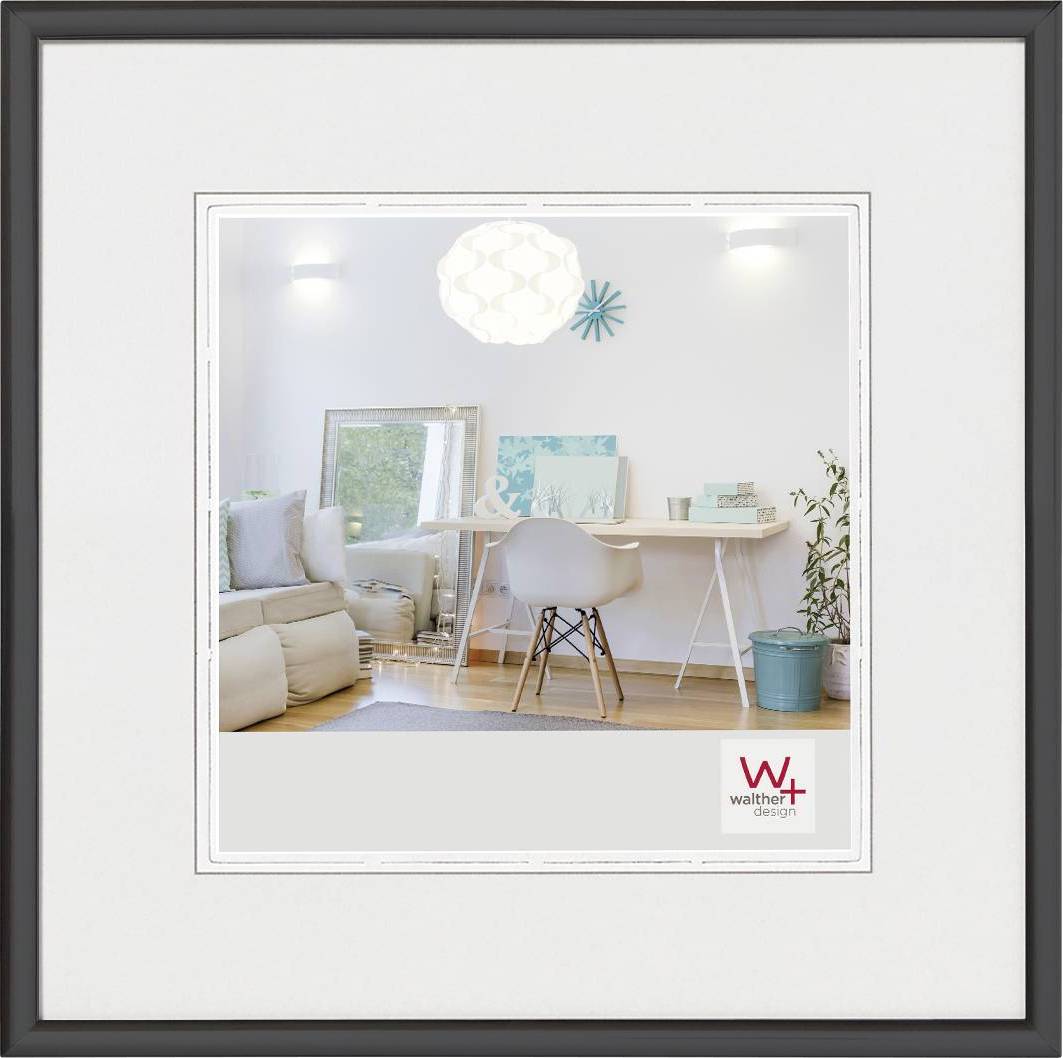 Helles Wohnzimmer mit Schreibtisch, weißem Stuhl, Sofa und Pflanzen im skandinavischen Stil. Wanddekoration und Bücherregal sind sichtbar.