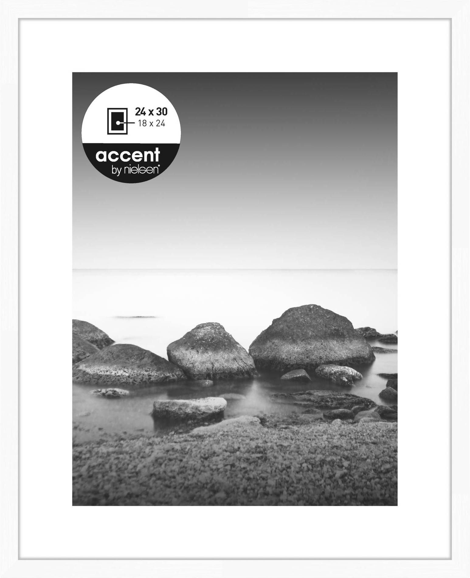 Schwarz-weiß Fotografie von Felsen am Strand in einem weißen Rahmen, geeignet für Bilder mit den Maßen 24x30 cm (18x24 Zoll).