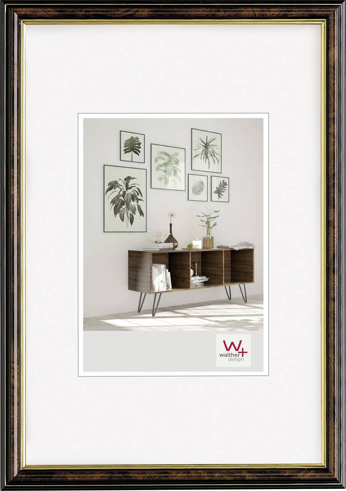 Ein Wohnzimmer mit einem modernen Sideboard aus Holz, dekoriert mit Pflanzenbildern an der Wand. Darunter steht das Logo von 'Walther'.