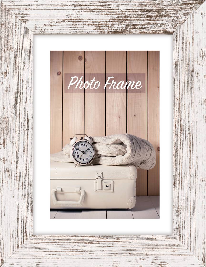 Ein Holzbilderrahmen zeigt ein Bild mit einem Wecker und einer Decke auf einem Koffer vor einer Holzwand. Text 'Photo Frame'.