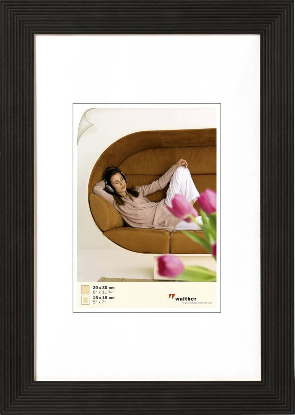 Person entspannt auf braunem Sofa. Im Vordergrund rosa Tulpen. Rahmen mit Größenangaben unten. Marke: Walther.