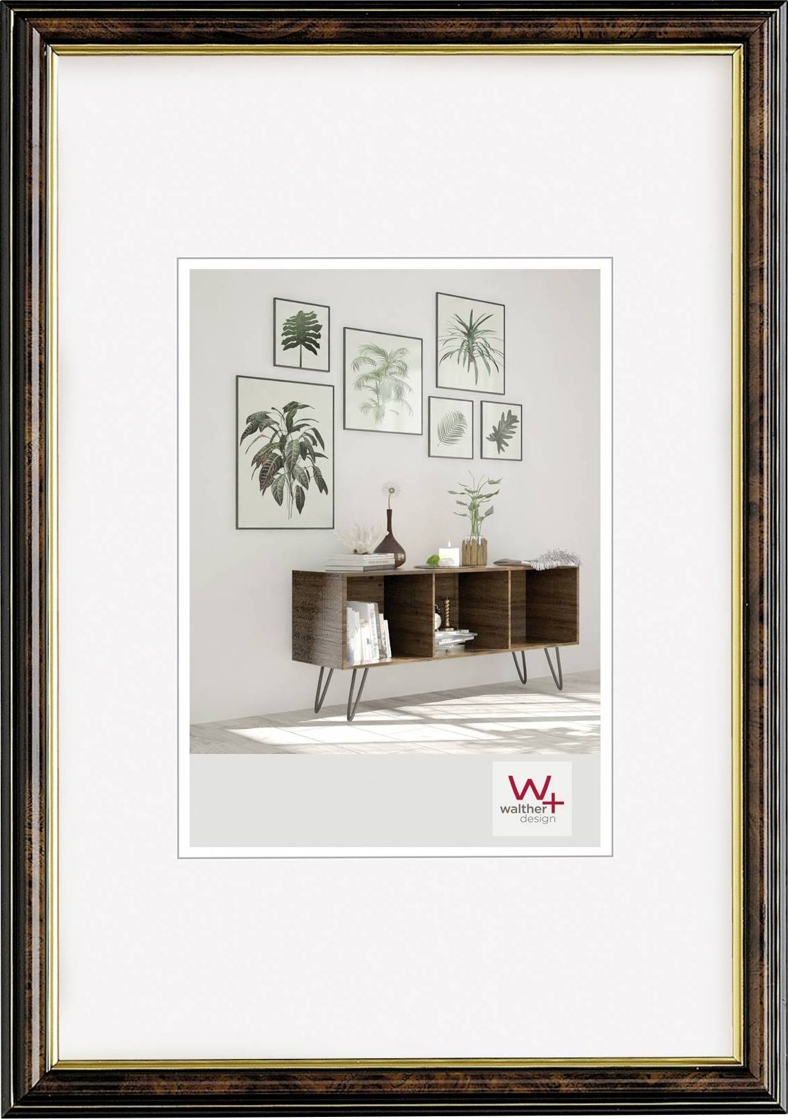 Ein Wohnzimmer mit einem modernen Sideboard, dekoriert mit Pflanzen und Büchern. An der Wand hängen Bilder von Pflanzen.