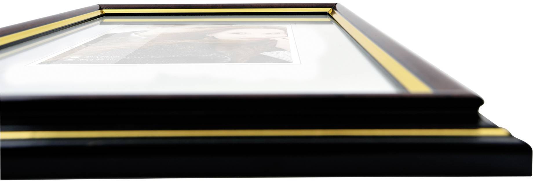 Ein Bilderrahmen mit goldenen Akzenten und einer Fotografie ist von der Seite zu sehen. Der Rahmen hat eine schlichte, elegante Optik.