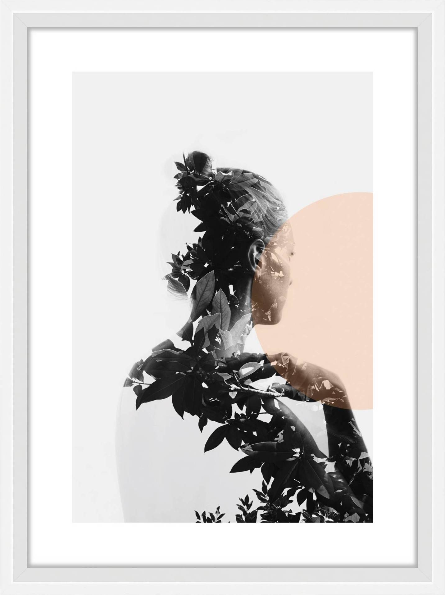 Doppelbelichtung einer Frau im Profil, kombiniert mit Pflanzenmotiven und einem sanften, orangefarbenen Halbkreis im Hintergrund.