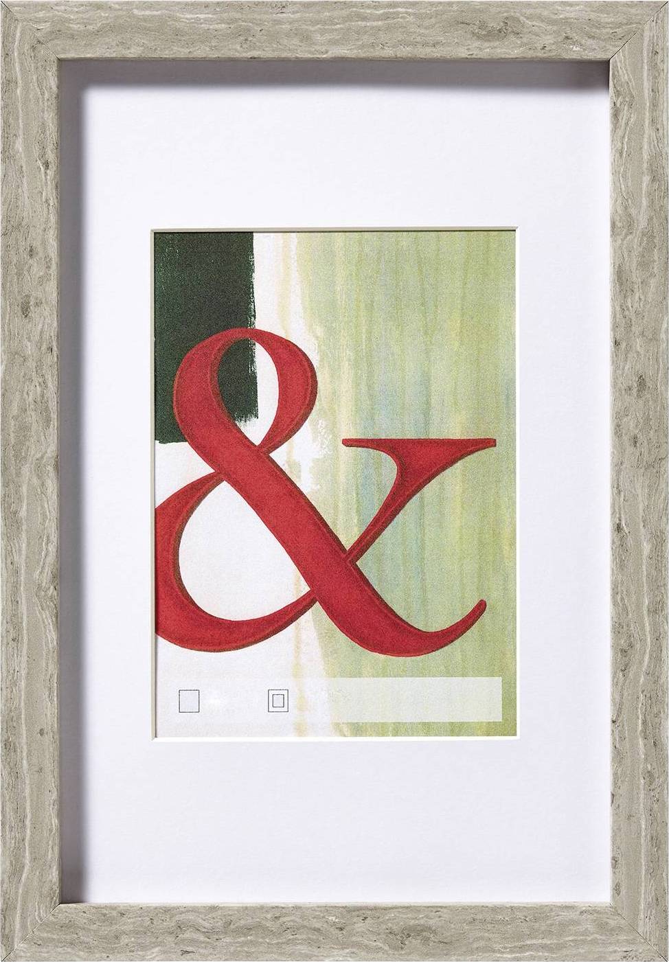 Rotes Ampersand-Symbol auf grün-weißem Hintergrund in einem rustikalen Holzrahmen.