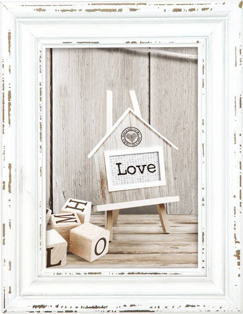 Ein rustikaler Bilderrahmen enthält ein kleines Holzschild auf einer Staffelei mit dem Wort 'Love'. Daneben sind Würfel mit Buchstaben.