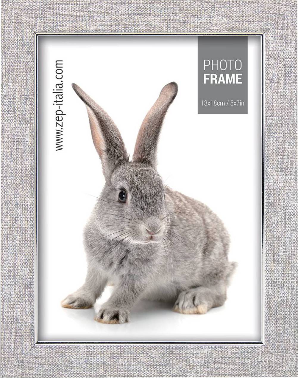 Ein graues Kaninchen sitzt in einem Rahmen mit der Aufschrift 'PHOTO FRAME' und Größenangaben 13x18 cm / 5x7 in.