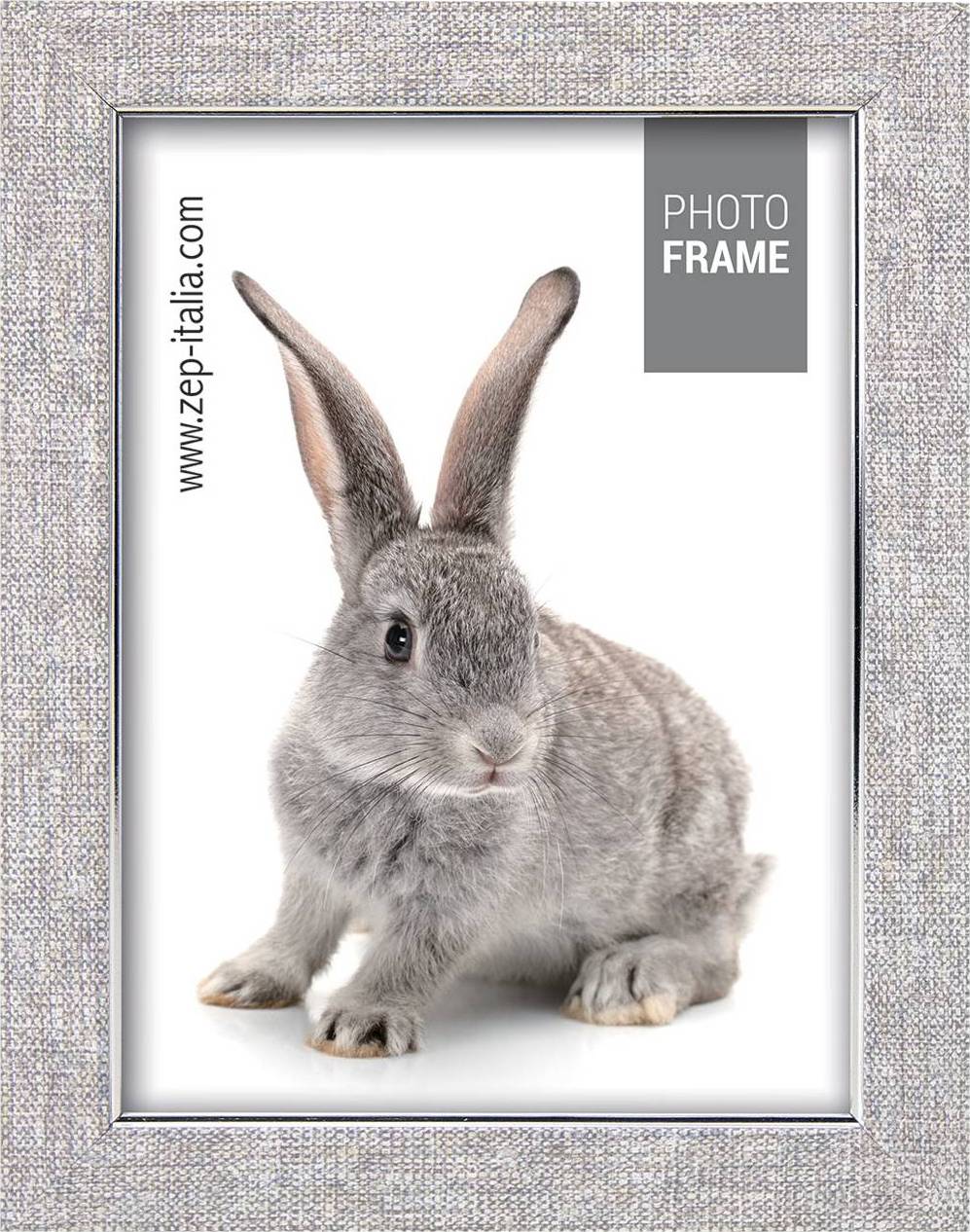 Ein graues Kaninchen sitzt auf einem hellen Hintergrund in einem rechteckigen Bilderrahmen mit grauem Textilrand.