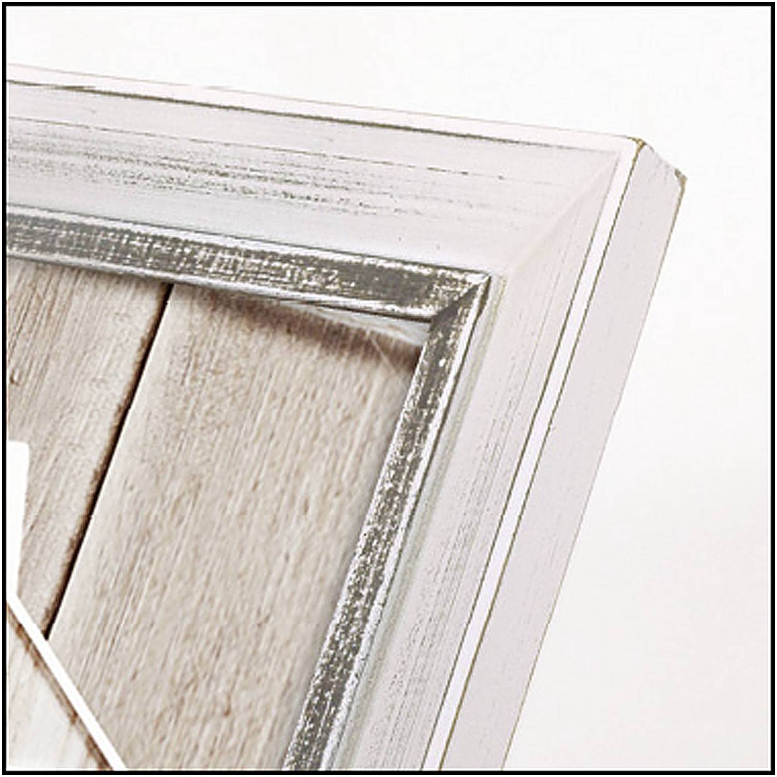 Holzrahmen mit weißer Lackierung und antikem Finish, Ansicht in der Ecke.