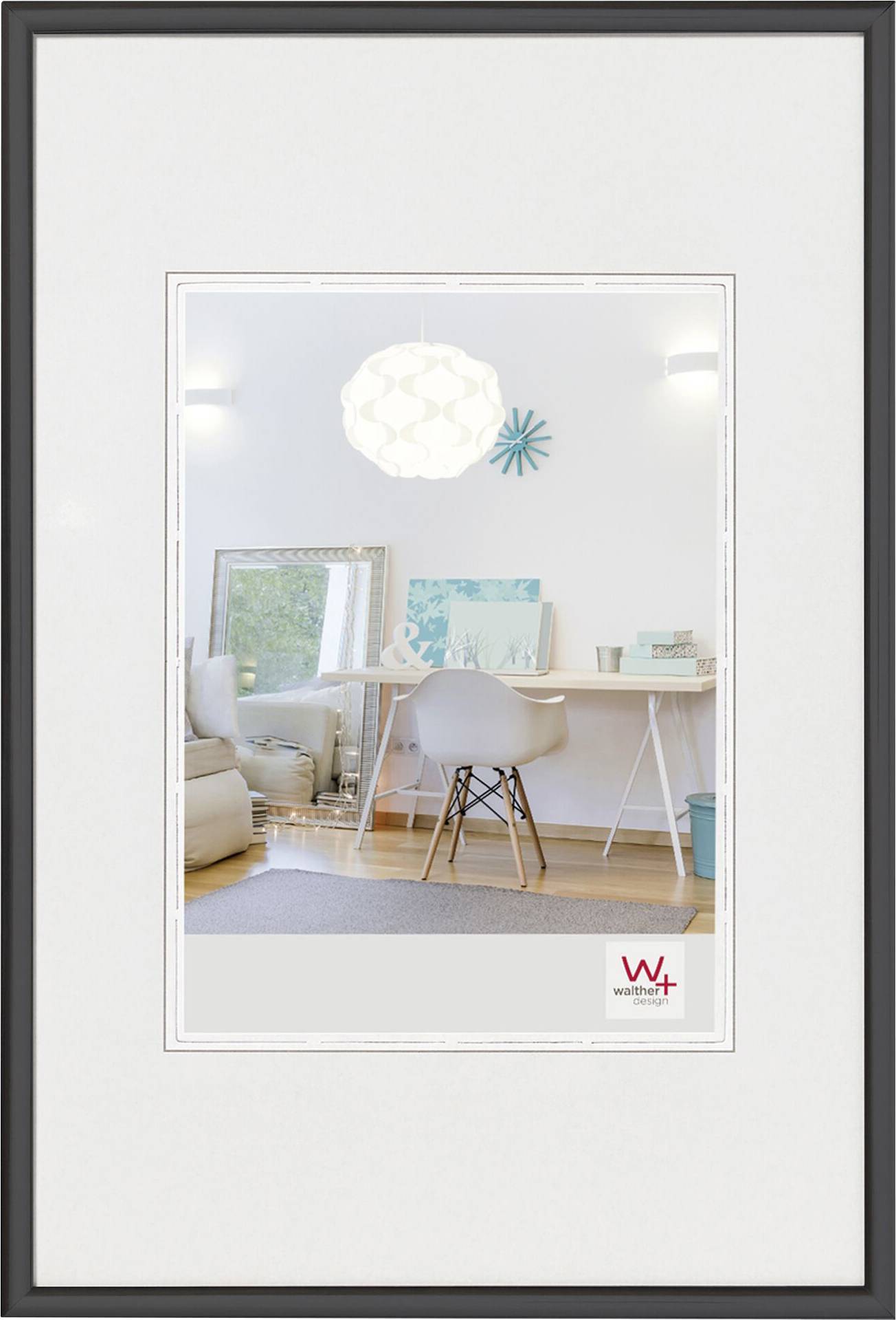 Ein modernes, helles Arbeitszimmer mit einem weißen Schreibtisch, einem Stuhl und einem großen Spiegel. Kunstwerk und Lampe im Hintergrund.