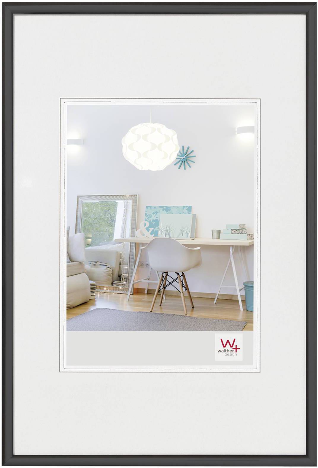 Ein heller Raum mit einem weißen Tisch, einem Stuhl und einem Spiegel. An der Wand hängt ein Bild. Die Leuchte ist dekorativ.