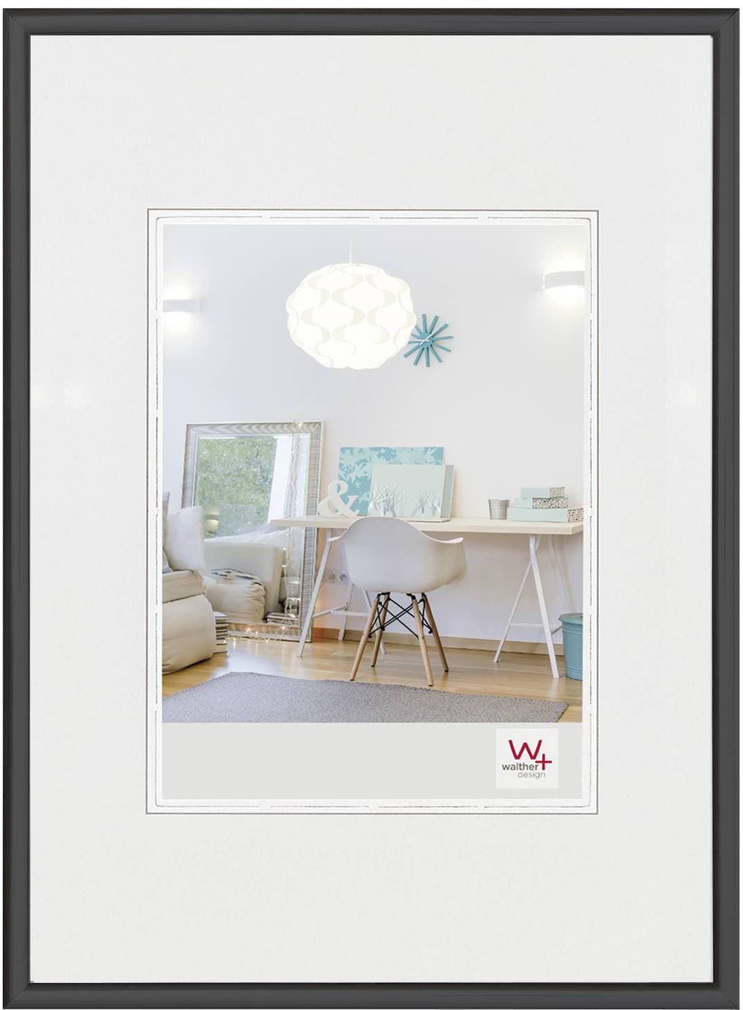 Moderner Raum mit Schreibtisch, Eames-Stuhl, dekorativem Spiegel und Wandleuchte. Helles und minimalistisches Design.