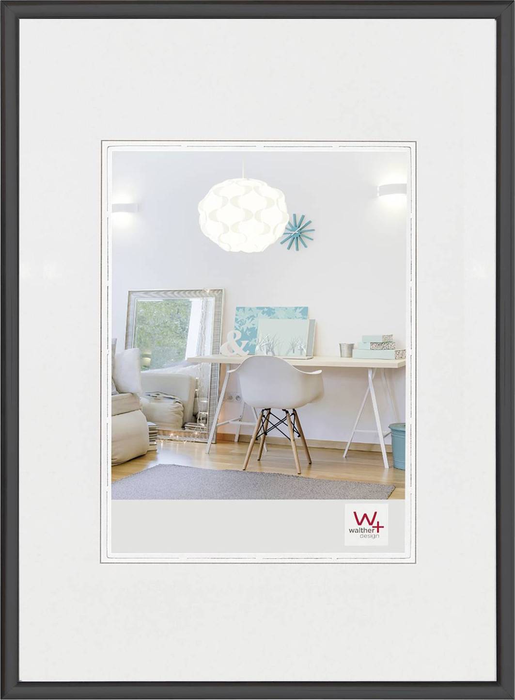 Helles, modern eingerichtetes Zimmer mit Schreibtisch, Stuhl und Dekoration. Weiße Wände, Holzfußboden, Spiegel und Lampen sind sichtbar.