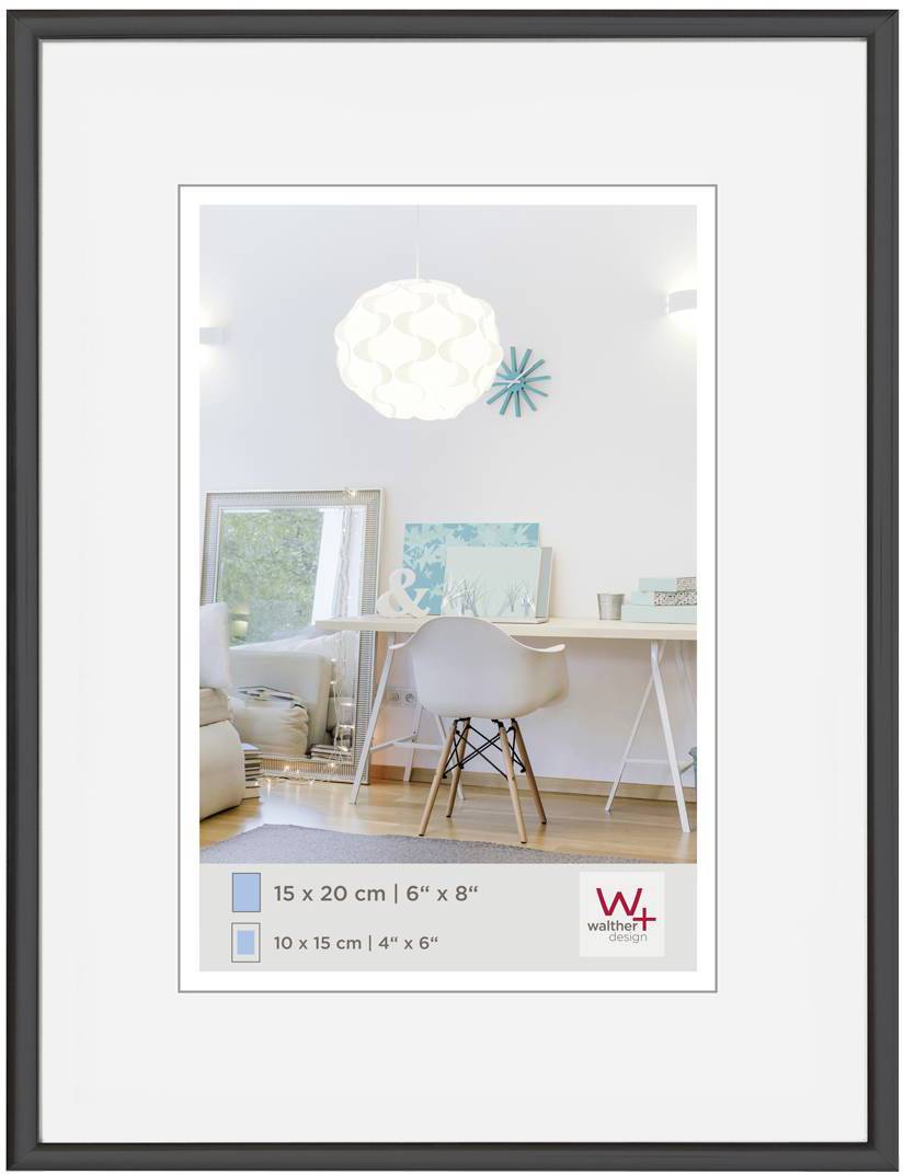 Ein Wohnzimmer mit modernem Einrichtungsstil: weißer Tisch, weiße Stuhl, Hängelampe, Wanddekoration und Spiegel, in Bilderrahmen.