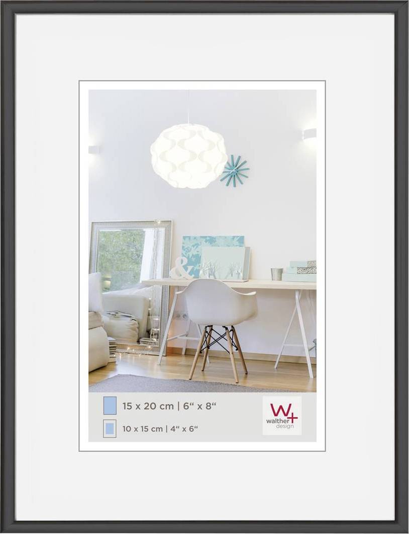 Ein moderner, schlicht eingerichteter Raum mit einem weißen Schreibtisch, einem Stuhl und einem großen Spiegel. Dezente Farbakzente setzen Akzente.