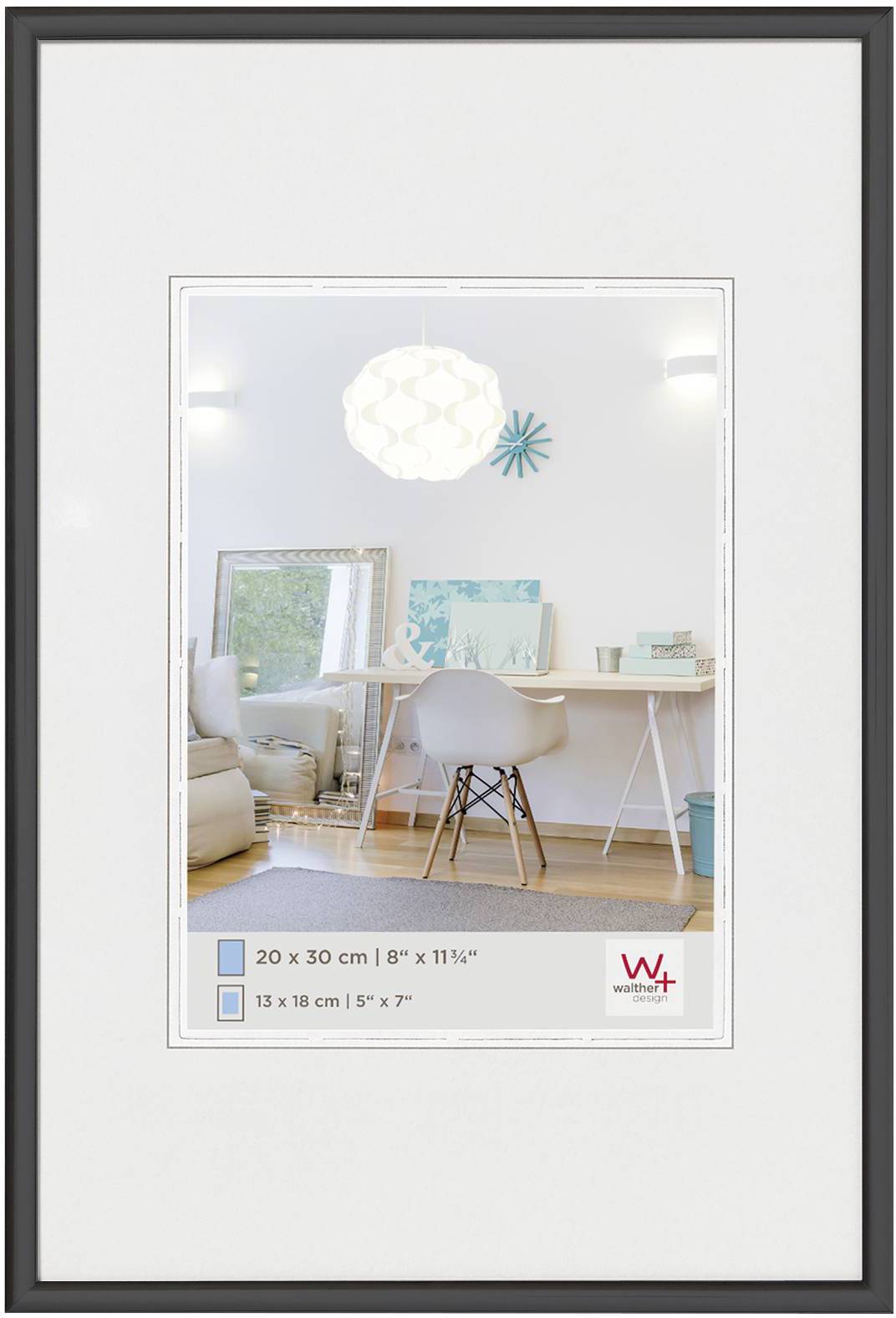 Ein Zimmer mit einem Schreibtisch und Stuhl, gerahmtem Spiegel und Dekorationen. Montage-Anleitung für Bilderrahmen im Vordergrund.